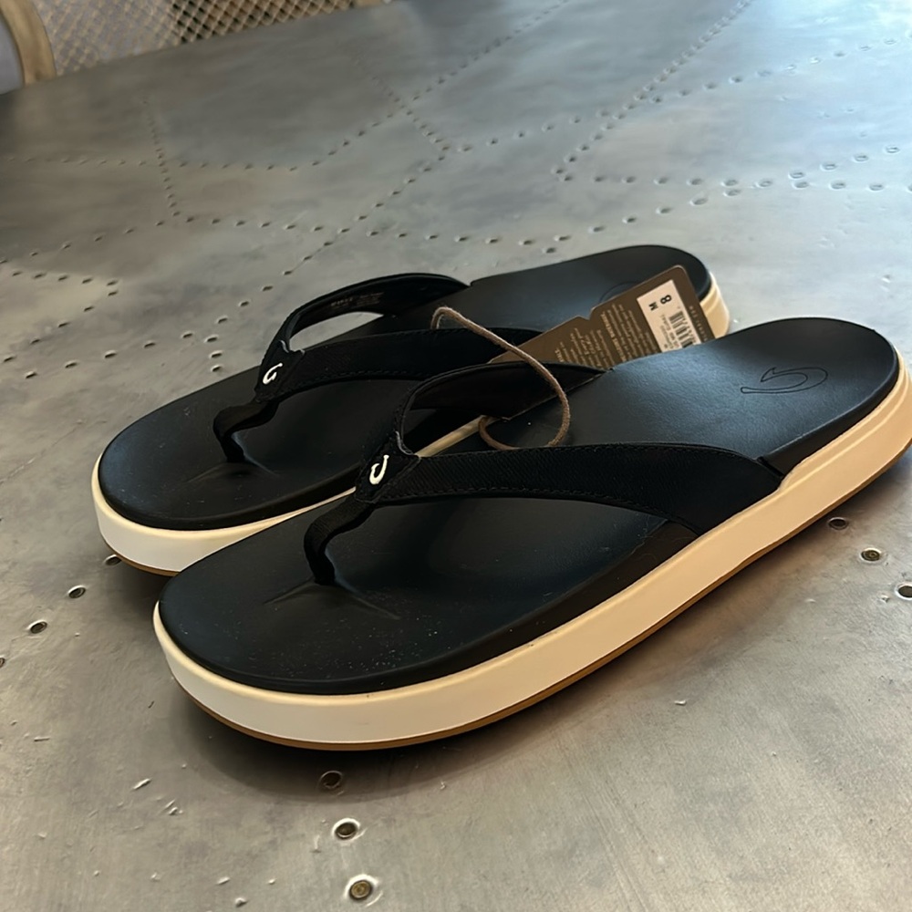 Women’s OluKai black Nu’a Pi’o flip flops size 8 NWT